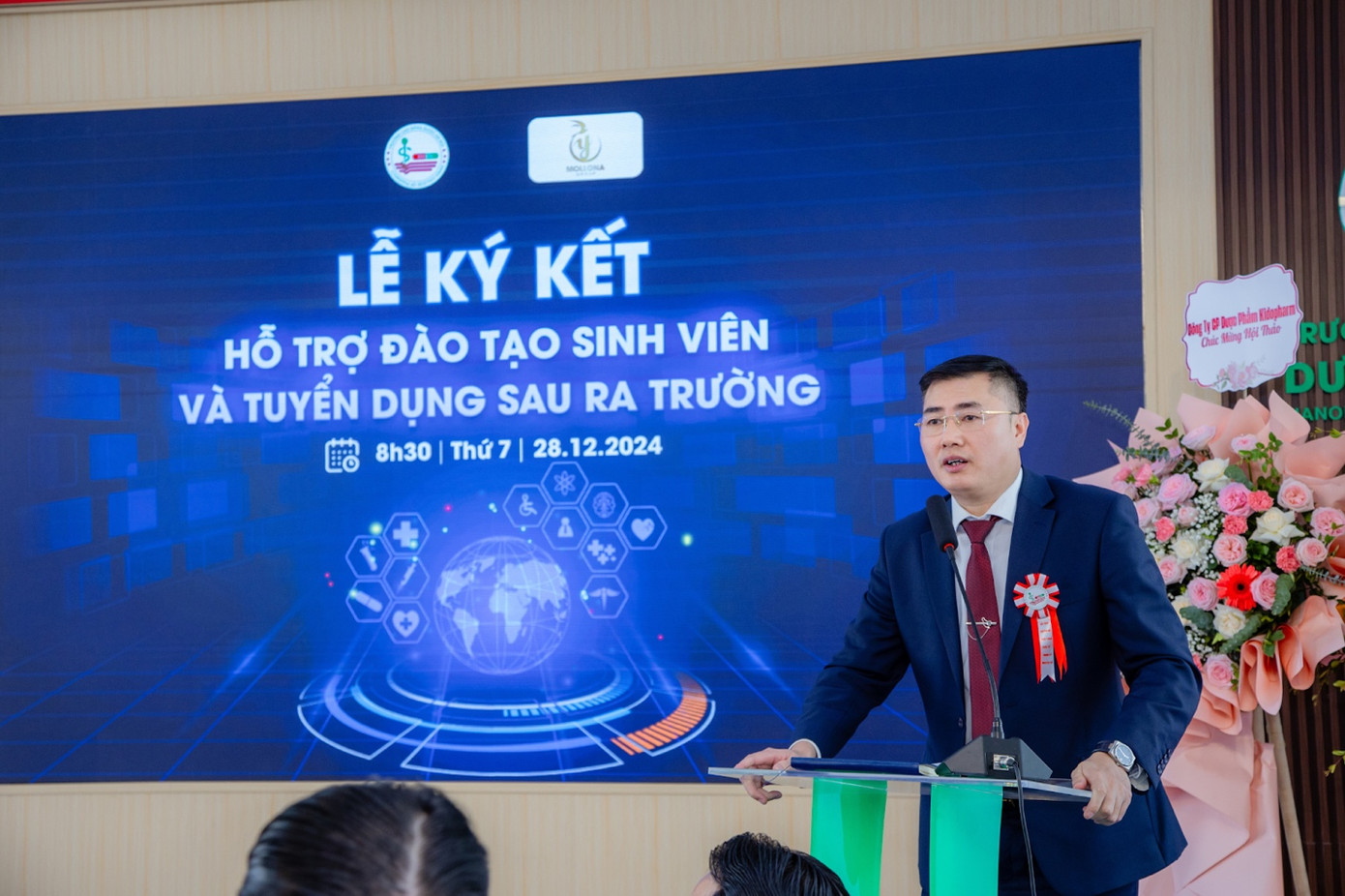 “Sinh viên được doanh nghiệp đánh giá cao vì được chuẩn bị kỹ ngay từ trên ghế nhà trường” – ThS. Nguyễn Thế Lực chia sẻ tại hội thảo kết nối doanh nghiệp – nhà trường. “Sinh viên được doanh nghiệp đánh giá cao vì được chuẩn bị kỹ ngay từ trên ghế nhà trường” – ThS. Nguyễn Thế Lực chia sẻ tại hội thảo kết nối doanh nghiệp – nhà trường.