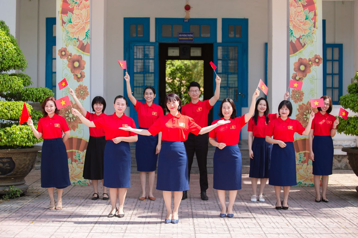 Thời gian gần đây, hình ảnh những nhóm bạn trẻ khoác chiếc áo cờ đỏ sao vàng đang dần trở nên phổ biến và trở thành trào lưu truyền cảm hứng. Từ hoạt động thực tế đến các nền tảng mạng xã hội, chiếc áo “HCM57 - Tôi yêu Việt Nam” đang được xem như một xu hướng thời trang thể hiện bản sắc Việt theo cách trẻ trung, gần gũi.