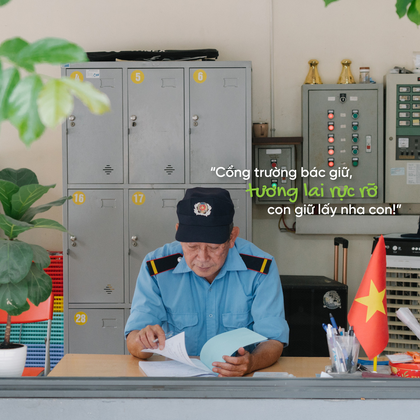 Bác Thịnh làm bảo vệ ở trường học. Bác gửi lời chúc: “Sắp về đích rồi, các cháu cố lên. Chúc các cháu thi đỗ được nguyện vọng mình mong muốn, thi đỗ là có quà các cháu nhé!” Bác Thịnh làm bảo vệ ở trường học. Bác gửi lời chúc: “Sắp về đích rồi, các cháu cố lên. Chúc các cháu thi đỗ được nguyện vọng mình mong muốn, thi đỗ là có quà các cháu nhé!”