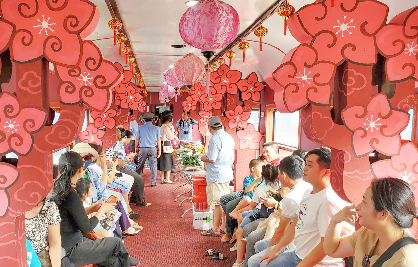 Du khách trải nghiệm chuyến tàu du lịch đường sắt, một sản phẩm du lịch mới của tỉnh Bình Định.