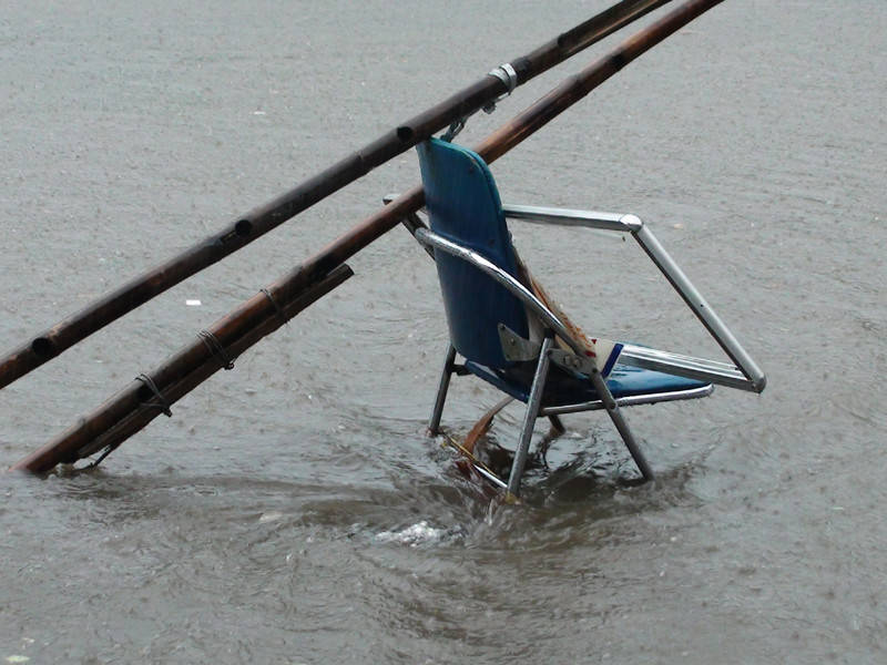 Người dân dùng ghế làm biển cảnh báo hố ga bị sập