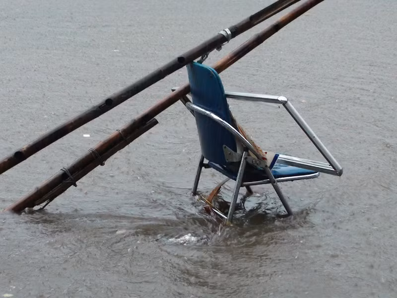 Người dân dùng ghế làm biển cảnh báo hố ga bị sập