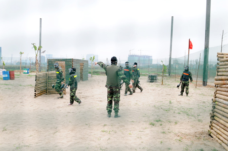 Trọng tài triển khai đội hình thi đấu. Ảnh: Tuấn Nguyễn. Trọng tài triển khai đội hình thi đấu. Ảnh: Tuấn Nguyễn