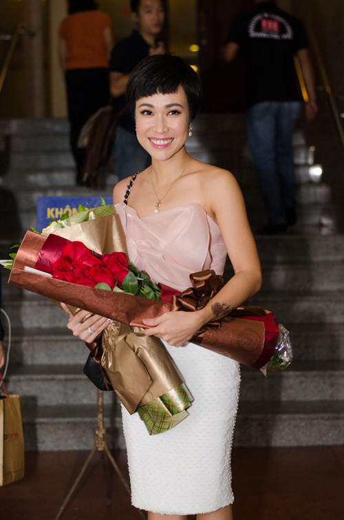 Tối qua, Uyên Linh tới tham dự đêm nhạc 'Mùa thu của Phương' tại Hà Nội