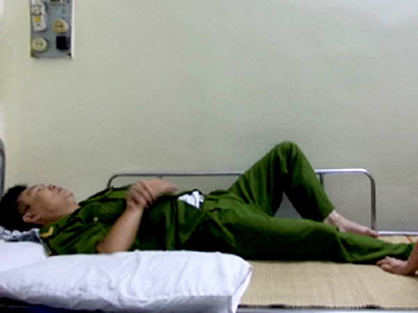 Ông Trần Hưng Long, cảnh sát khu vực sau khi bị hành hung nằm tại bệnh viện Công an Hà Nội. dsds