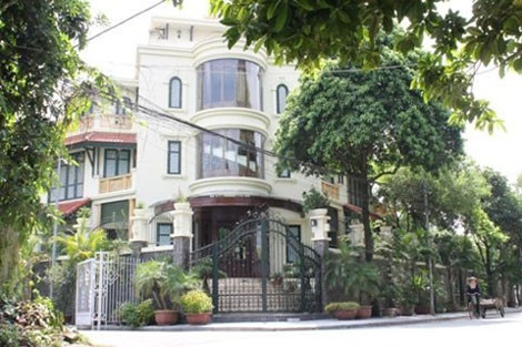  Biệt thự 3 tầng bề thế của bầu Kiên