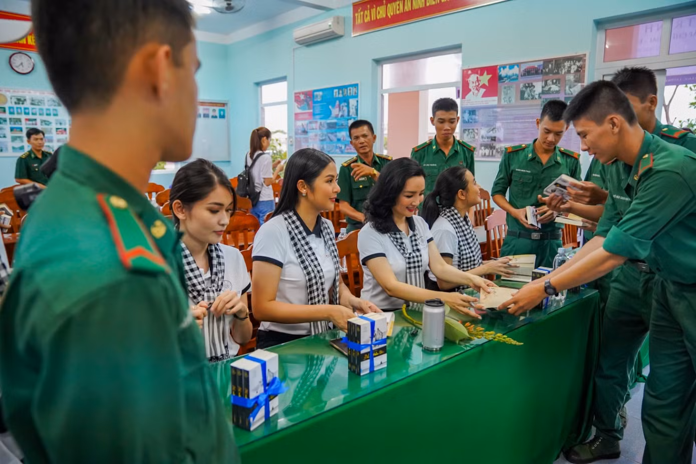 Hoa hậu Giáng My: Một đất nước muốn hùng mạnh phải đi từ tri thức ảnh 7