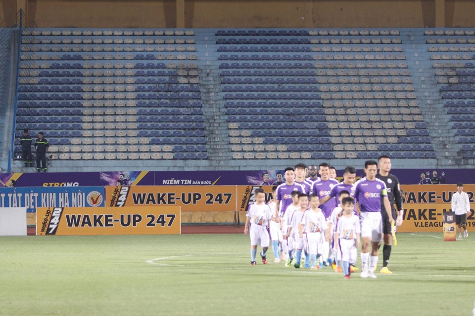 Mục kích khán giả 'mất tích' trên sân Hàng Đẫy ngày thi hành án ảnh 7