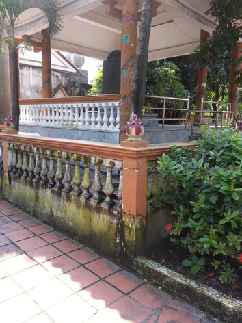 Nhà tưởng niệm liệt sĩ cũng đang sụt lún