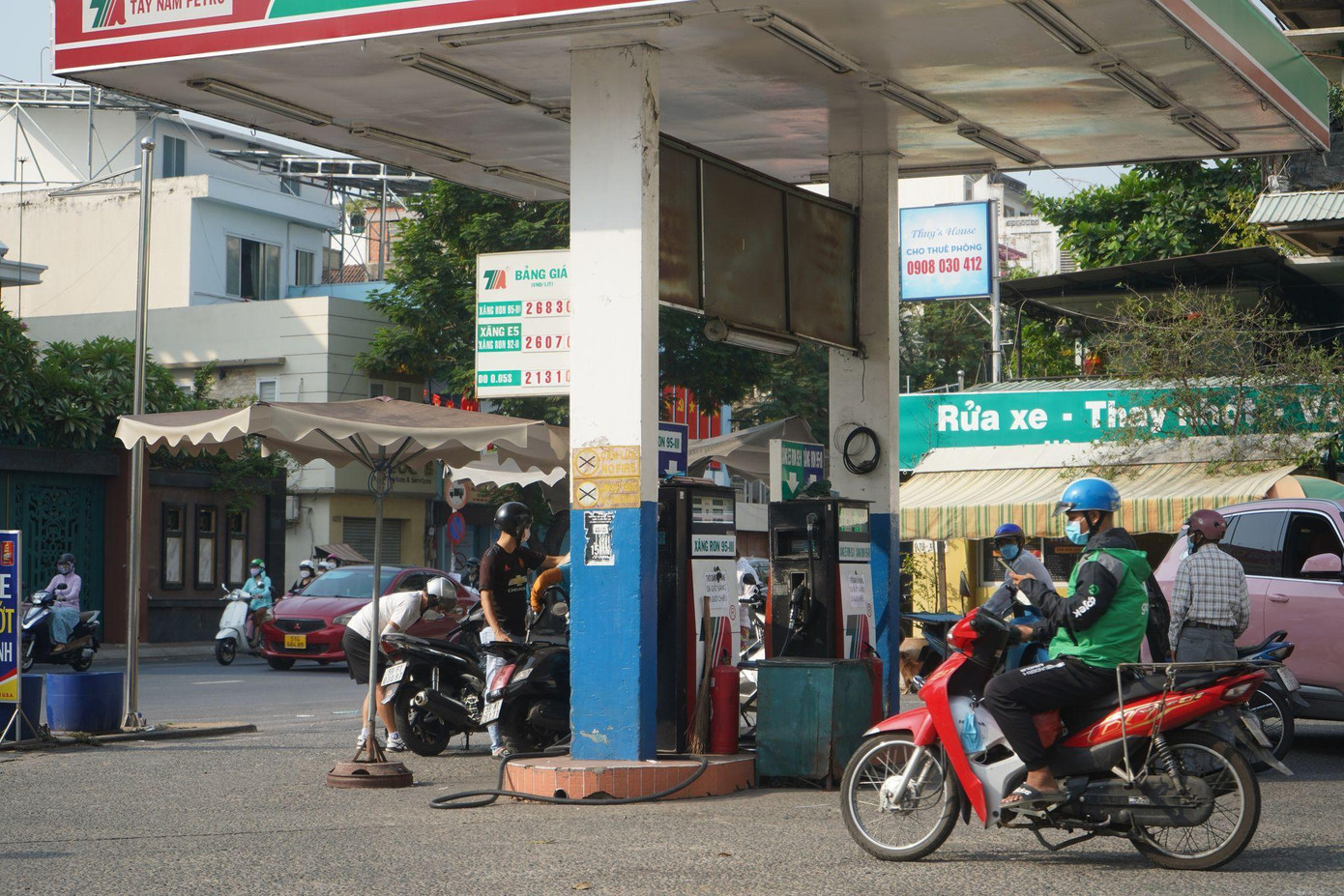 Theo anh Hùng, nếu vào thời điểm đầu tháng 1/2022, để đổ đầy bình xăng cho xe, anh tốn khoảng 70.000 đồng, nhưng đến thời điểm hiện tại phảimua gần 100.000 đồng mới đầy bình. "Nếu giá cứ tăng thế này thì tài xế bọn tôi rất khó khăn.", anh Hùng nói.