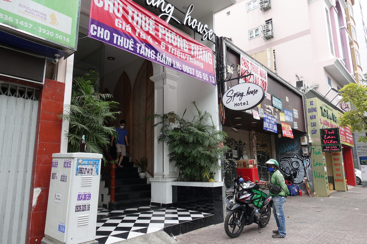 Trong khi đó, một số khách sạn còn treo bảng cho thuê phòng theo tháng và cho thuê tầng hầm để trang trải chi phí hoạt động.