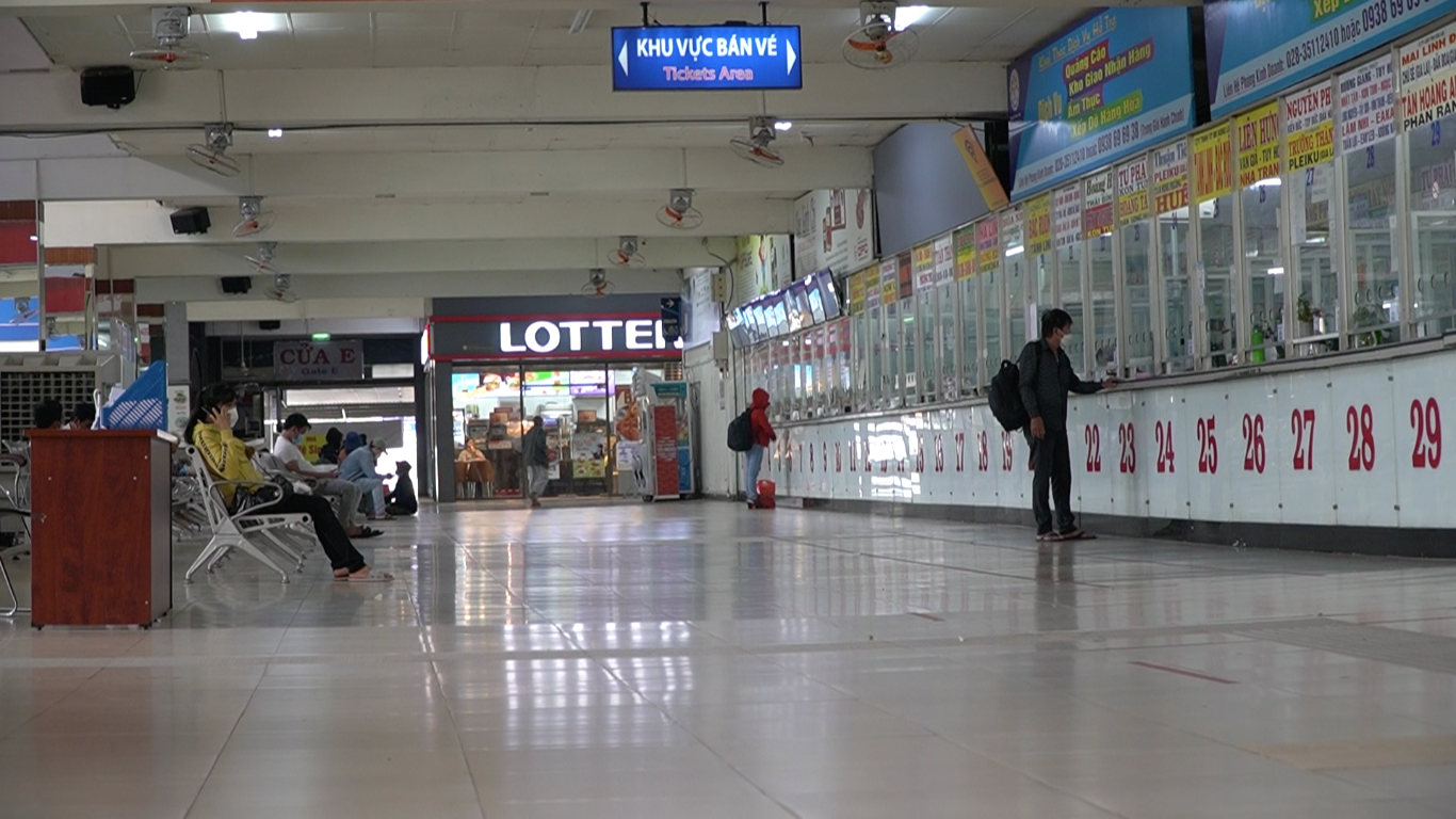 Theo đại diện Bến xe Miền Đông, có 25 nhà xe kiến nghị tăng giá vé lên khoảng 26%. Theo quy định, các đơn vị sẽ phải gửi đề xuất lên cơ quan quản lý là Sở Giao thông Vận tải ở các tỉnh/thành phố. Sở GTVT là đơn vị xem xét mức giá. Tại bến xe Miền Đông, hiện có 138/153 đơn vị vận tải hoạt động, lượng khách bình quân khoảng 6.600 khách/ngày, giảm 48% so với cùng kỳ năm trước.