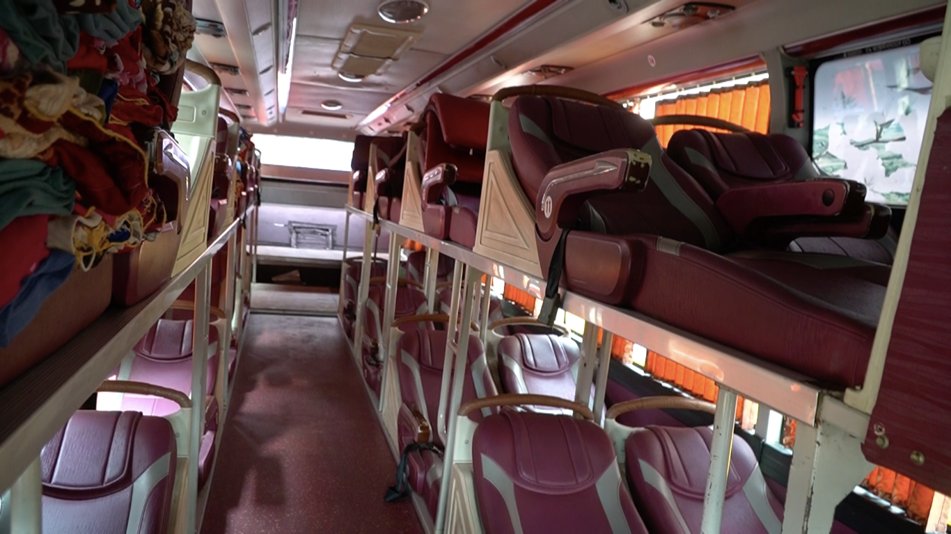 “Chi phí 2 chiều từ Hà Nội đi TPHCM và ngược lại tầm khoảng 50 triệu đồng, trong đó, tiền dầu khoảng 26 triệu. Thời gian qua, mỗi chuyến xe chỉ có khoảng trên dưới 10 lượt khách với giá vé 750.000 đồng/ người. Hành khách không có, hàng hóa cũng không nhiều nên hầu như xe chạy không có lời mà phải bỏ tiền để bù lỗ để duy trì hoạt động. Khó khăn quá nên tôi phải cắt giảm từ 4 xe còn 1-2 xe hoạt động”, ông Đoán chia sẻ.