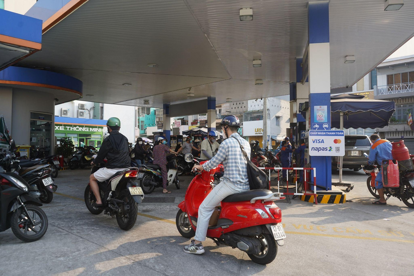 Cây xăng trên đường Võ Thị Sáu (Quận 3) tấp nập khách. Qua khảo sát đa số các cửa hàng xăng dầu tại trung tâm TPHCM như Quận 1, Quận 3 trong sáng nay, vẫn hoạt động bình thường, không có tình trạng bán cầm chừng hoặc đóng cửa. .