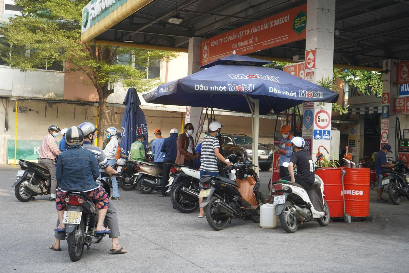 Anh Hùng, tài xế xe ôm công nghệ cho biết, những tuần qua giá xăng tăng liên tục khiến anh và những tài xế khác rất lo lắng.