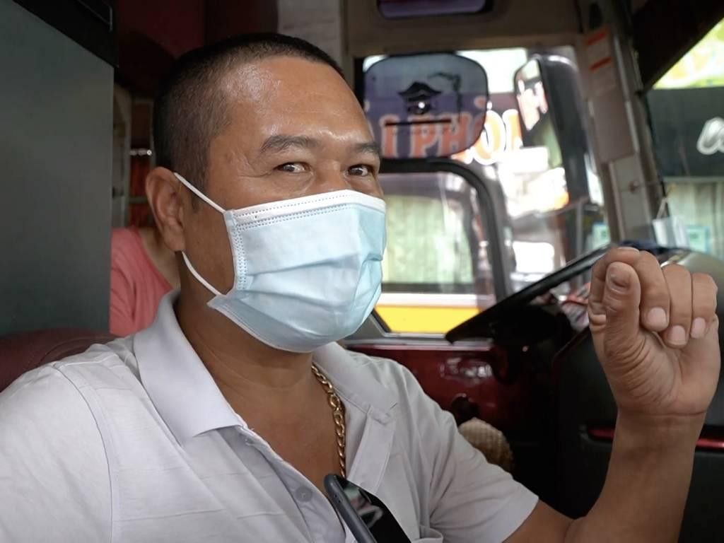 Ông Đoán chia sẻ thêm: "Trước đây 15-16.000đồng mua được 1 lít dầu, nhưng bây giờ mỗi lít dầu tăng lên hơn 20.000 đồng. Nếu tính ra, mỗi chuyến xe chúng tôi sẽ tốn thêm khoảng 4 triệu đồng chi phí tiền dầu. Dù chi phí vận hành có tăng nhưng chúng tôi gắng duy trì hoạt động vì nếu dừng hoạt động chắc chắn sẽ mất khách".