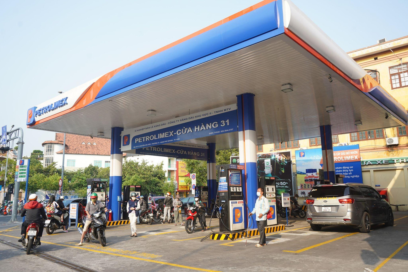 “Dù biết giá xăng tăng mạnh nhưng trữ xăng trong nhà là rất nguy hiểm. Tôi chỉ tiện đường ghé vào đổ đầy bình xăng cho xe. Với lại xăng đầy bình cũng chỉ đi được 3-4 ngày, mấy hôm nữa lại phải đổ với giá mới”- anh Nguyễn Công Bảo, ngụ quận Phú Nhuận cho biết.