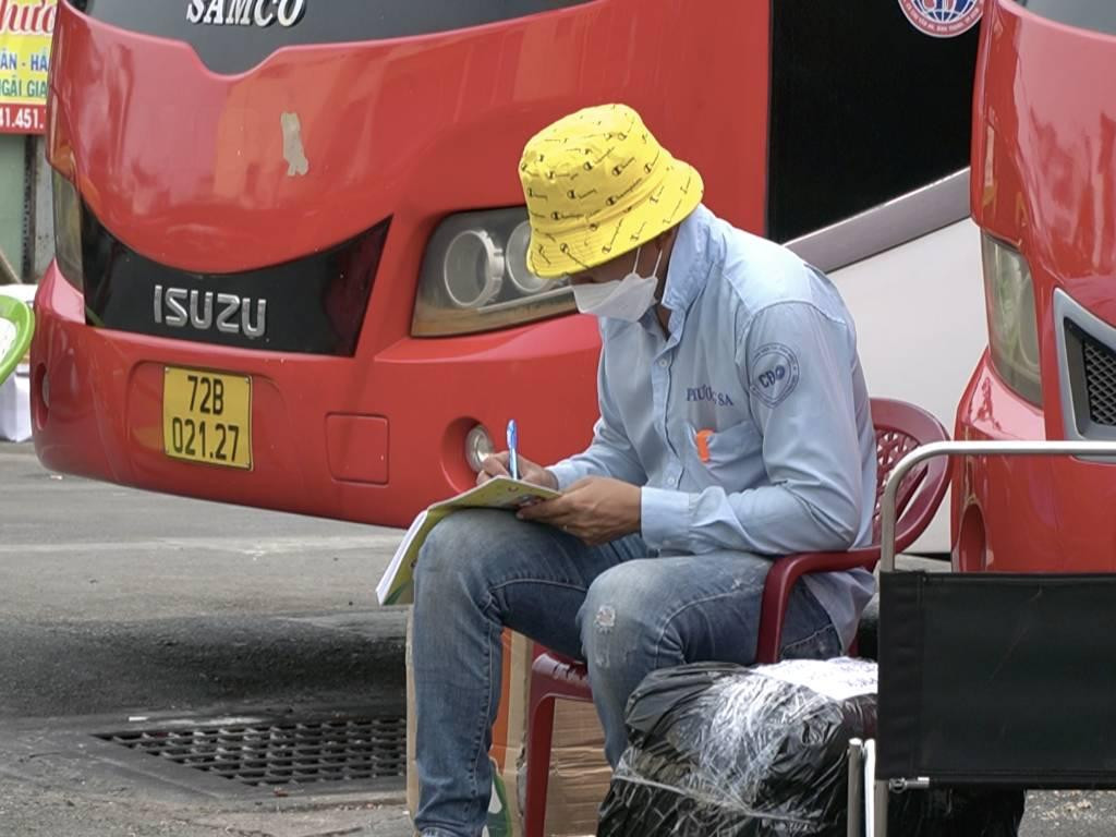 “Lúc cao điểm tôi có khoảng 20 xe chạy theo các khung giờ trong ngày. Tuy nhiên đến nay chỉ còn 1 xe do tôi cầm lái là hoạt động. Khách thì vắng vì dịch bệnh mà dầu thì lại tăng, tôi không biết phải bù lỗ đến bao giờ. Nếu giá dầu mà tăng tiếp tục thì tôi chỉ còn cách tạm dừng hoạt động để đợi tình hình”, ông Minh chia sẻ.