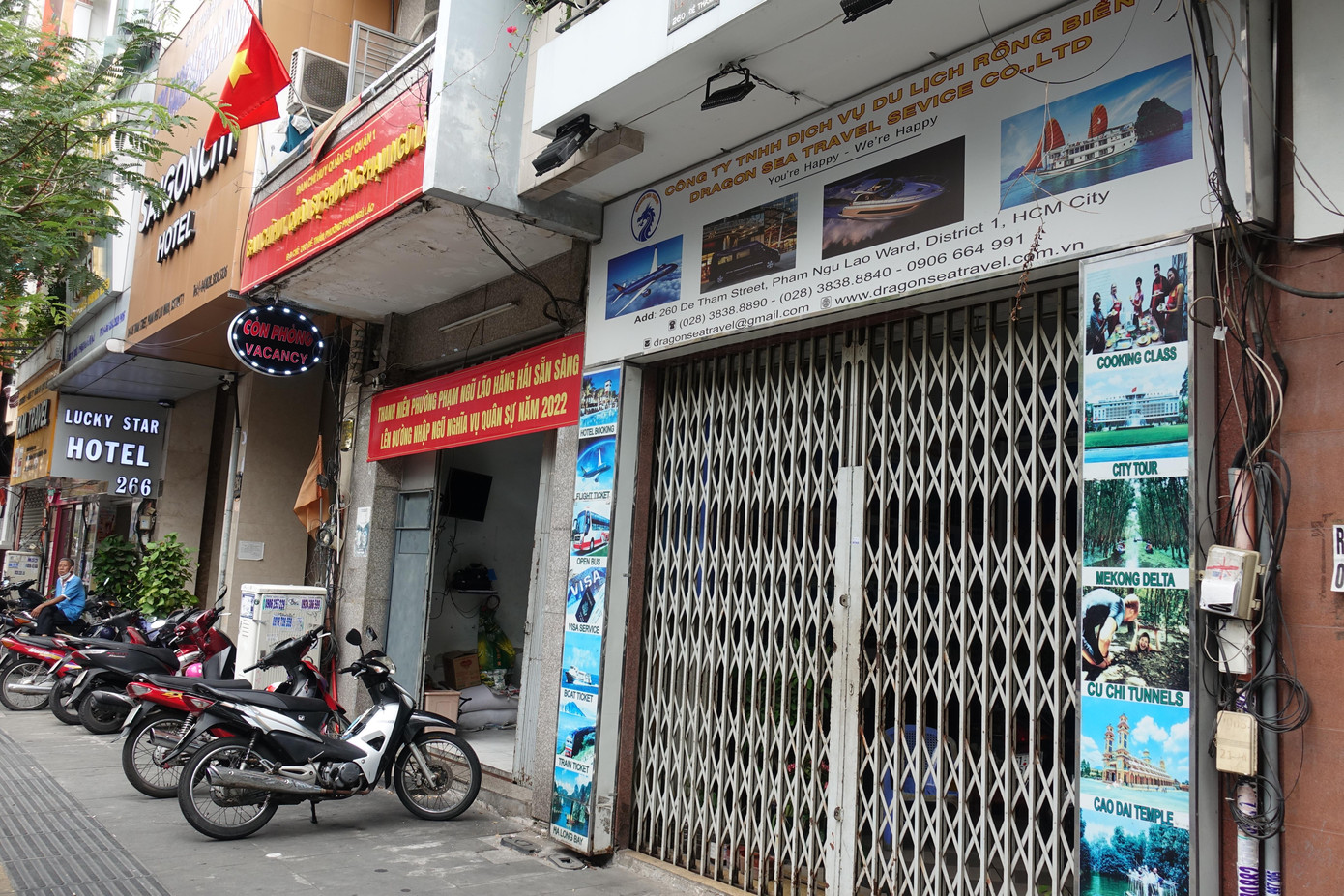 Theo ghi nhận của PV, có một loạt đơn vị tổ chức du lịch, lữ hành phục vụ du khách nước ngoài trên đường Đề Thám, Phạm Ngũ Lão (Quận 1) vẫn đang "cửa đóng then cài" sau khi mở cửa du lịch.