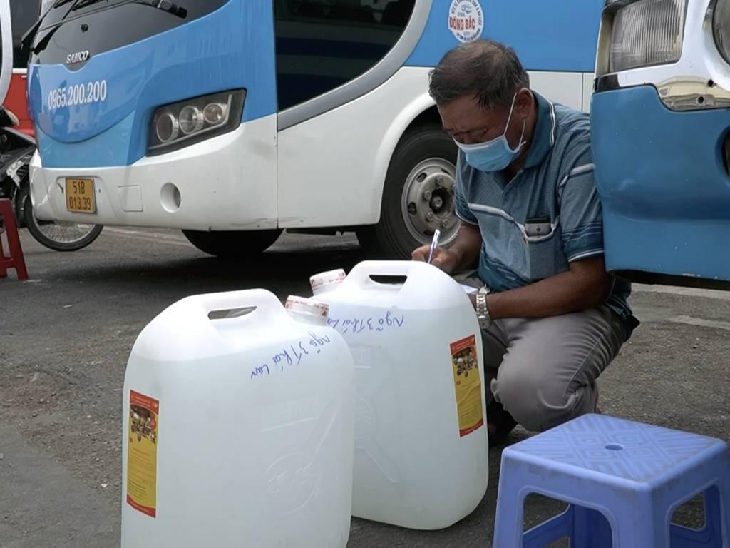 Ông Thuyền, chủ một xe khách chạy tuyến Vũng Tàu – TPHCM chia sẻ, trước kia mỗi ngày xe của ông có thể kiếm được từ 700.000 đồng đến 1 triệu đồng, nhưng vì dịch bệnh ảnh hưởng phải dừng hoạt động trong thời gian dài. Khi xe liên tỉnh hoạt động trở lại thì khách lác đác, đến nay giá dầu tăng lên nên mỗi ngày ông chỉ thu về từ 200.000 – 300.000 đồng và đôi khi phải bù lỗ vì không có khách.