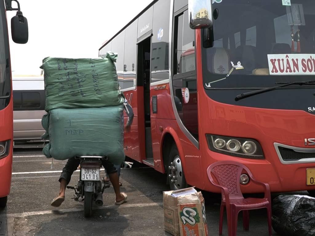 Nhiều chủ xe khách liên tỉnh nhận chở thuê hàng hóa để kiếm thêm thu nhập bù vào chi phí vận hành mỗi chuyến xe.