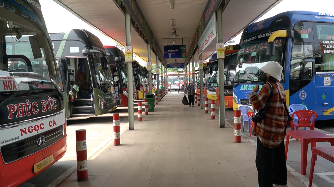 Những ngày qua, lượng khách đi và đến bến xe Miền Đông cũ (quận Bình Thạnh, TPHCM) khá thưa vắng.