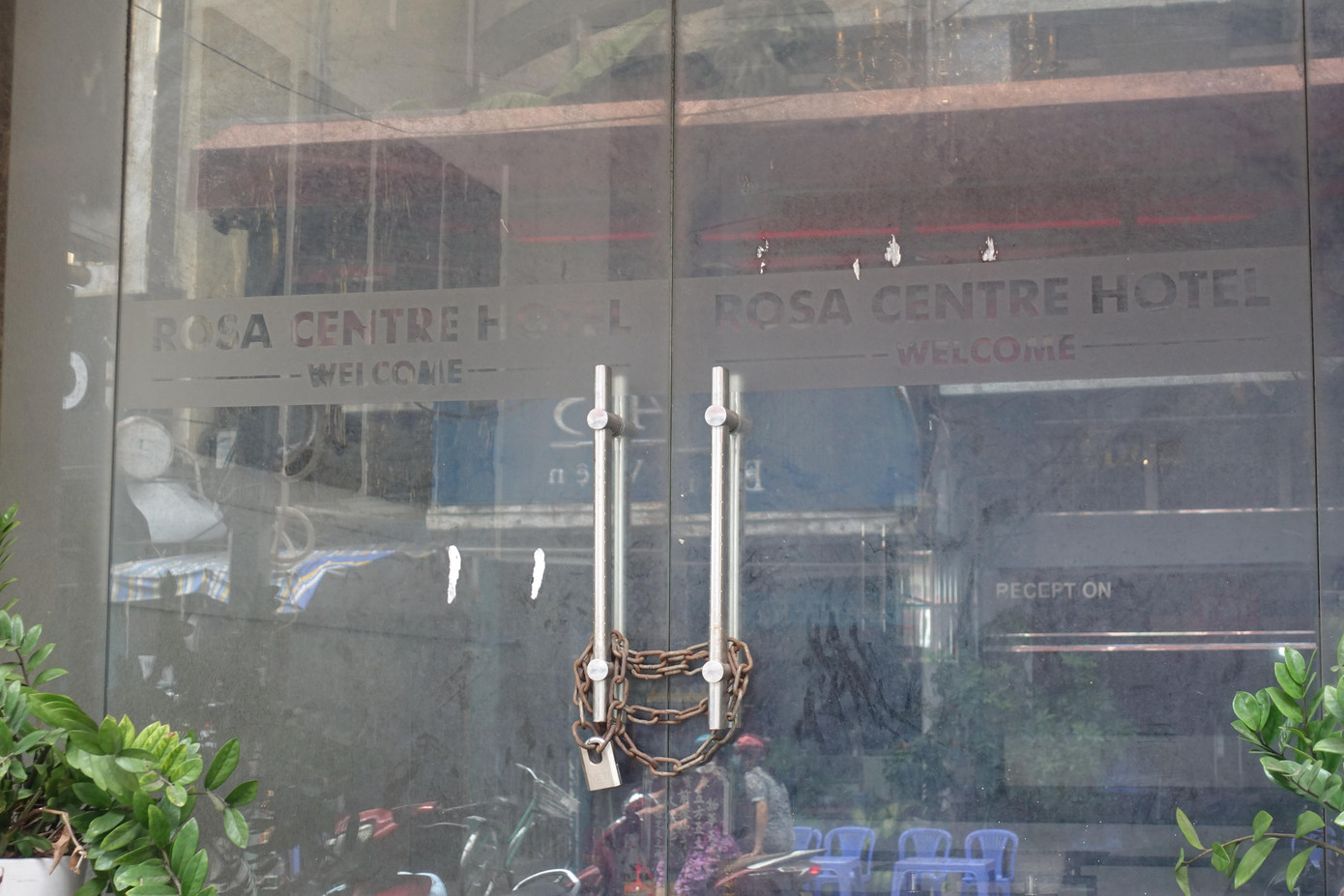 Nhiều khách sạn ở "phố Tây" Bùi Viện (Quận 1) vẫn đang trong tình trạng "ngủ vùi" vì dịch bệnh COVID-19.