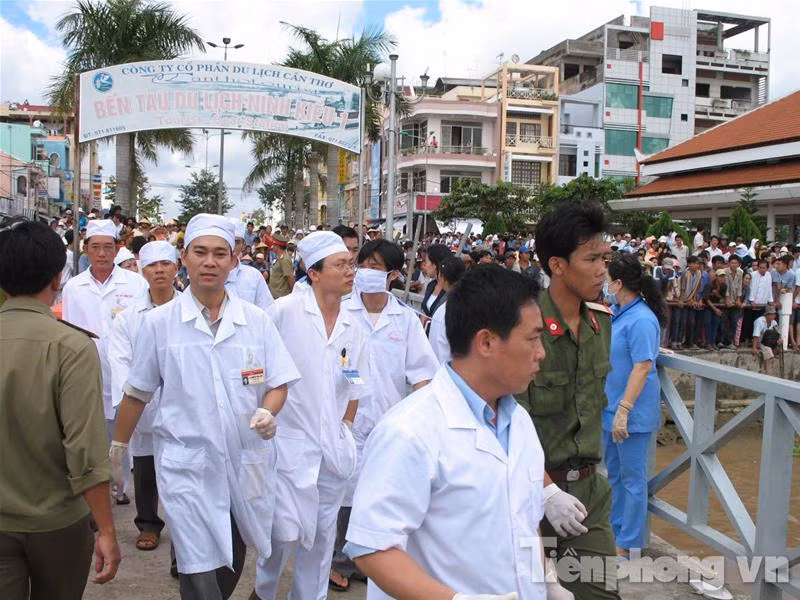 Lực lượng cứu hộ, cứu thương đang được huy động tối đa. Ảnh : Sáu Nghệ Cứu nạn từ trên cao tại hiện trường. Ảnh : Sáu Nghệ