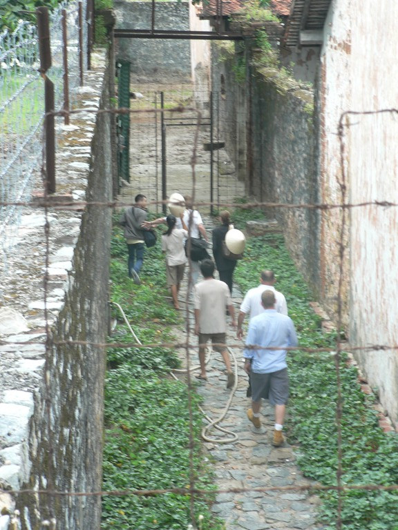 Sau khi tham quan chừng nửa tiếng, họ đi khỏi khu di tích