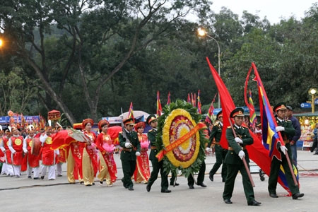  Lễ vật được tiến dâng ngoài ngũ quả, hương hoa còn có bánh chưng, bánh dày