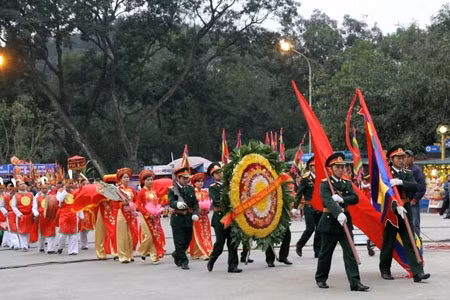  Lễ vật được tiến dâng ngoài ngũ quả, hương hoa còn có bánh chưng, bánh dày