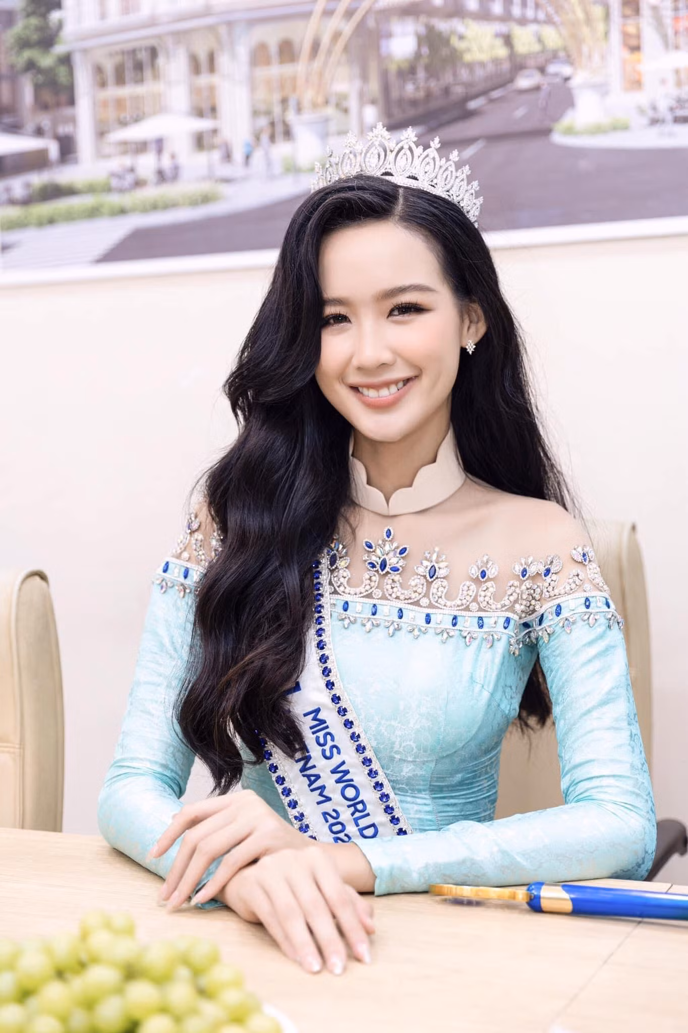 Á hậu Bảo Ngọc chọn gam màu xanh pastel với những viên đá xanh được đính kết trên nền vải xuyên thấu ở cầu vai.