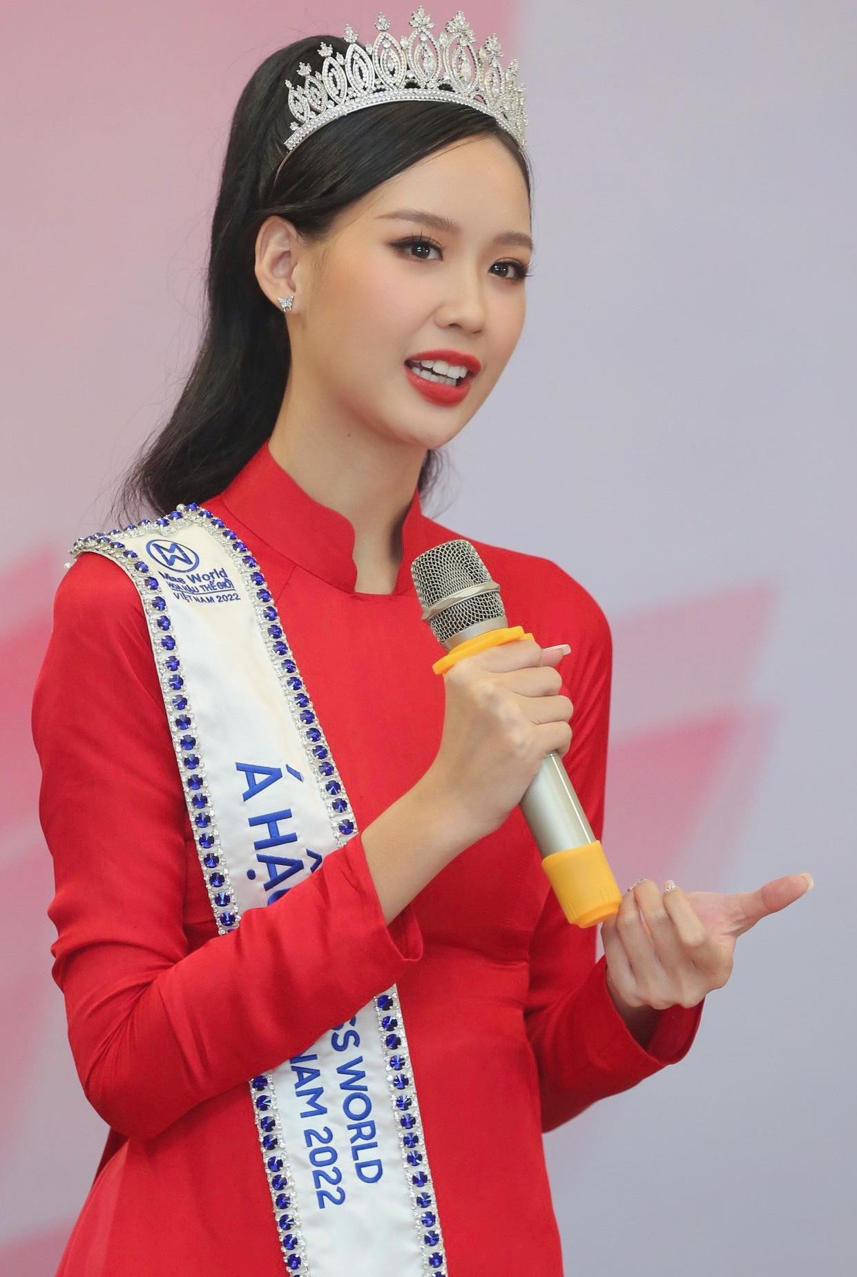 Á hậu 1 Lê Nguyễn Bảo Ngọc chia sẻ cảm xúc tại buổi giao lưu. Ảnh: Trọng Tài. Á hậu 1 Lê Nguyễn Bảo Ngọc chia sẻ cảm xúc tại buổi giao lưu. Ảnh: Trọng Tài.