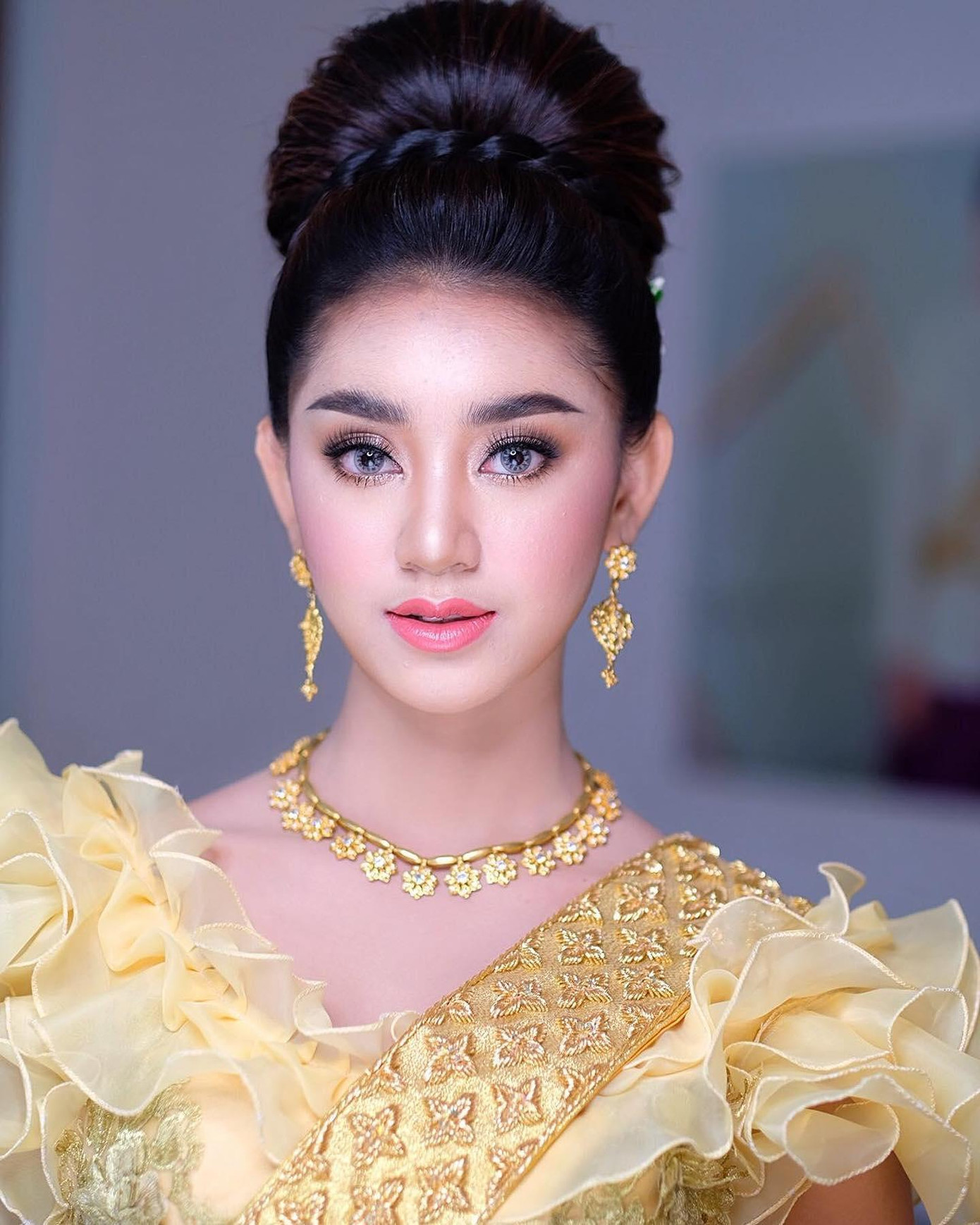 Sim Chan Sreymom sở hữu nhan sắc ngọt ngào và xinh đẹp với đôi mắt to tròn như búp bê. Cô cũng được đánh giá là có kinh nghiệm thi thố sắc đẹp khi giành ngôi Á quân của cuộc thi Freshie Girl ở mùa thứ 18.