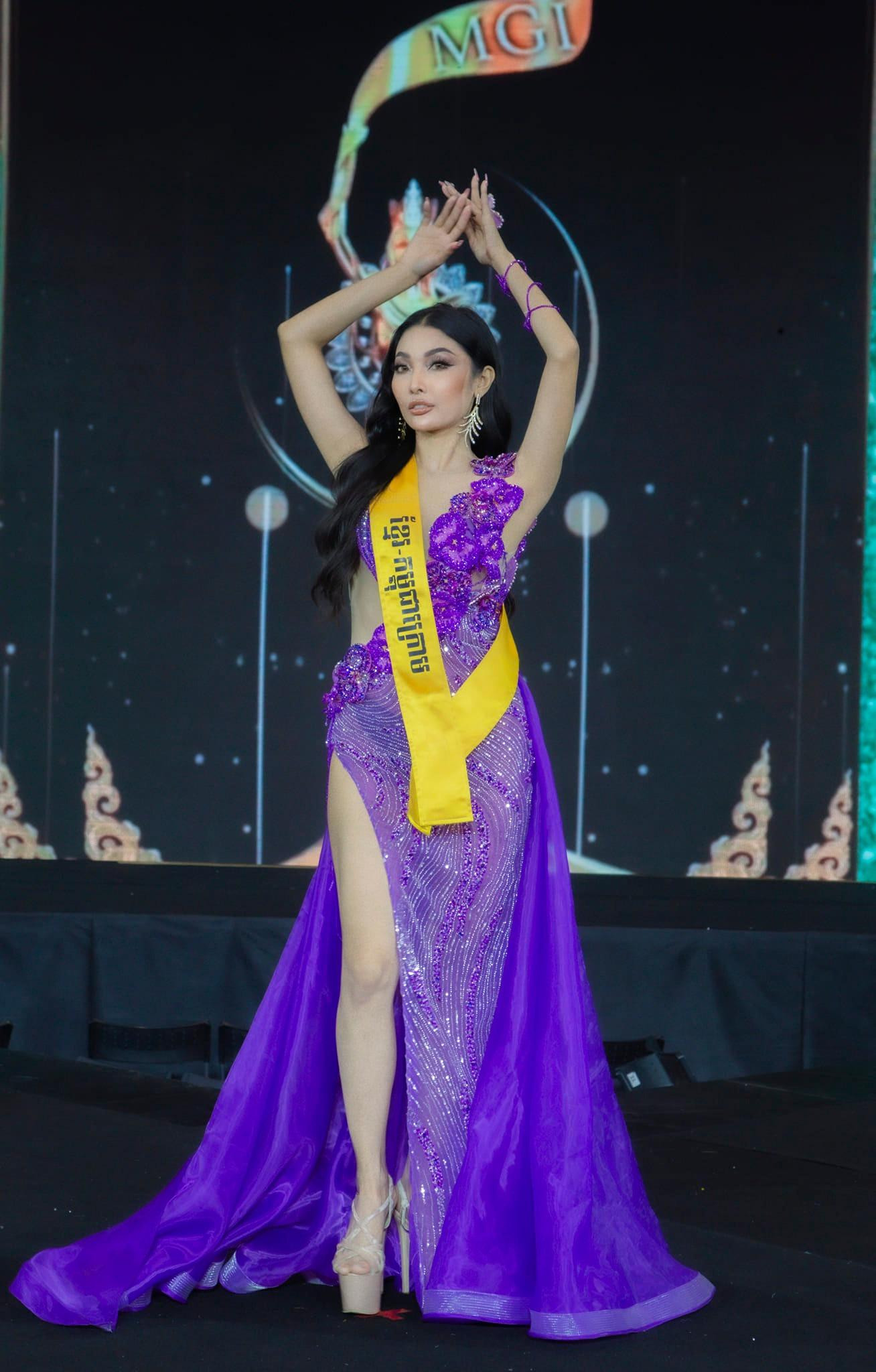 Thiết kế tông màu tím vốn đã sến súa, cộng thêm cách tạo dáng không thể sến hơn của cô nàng đã khiến người xem lắc đầu.