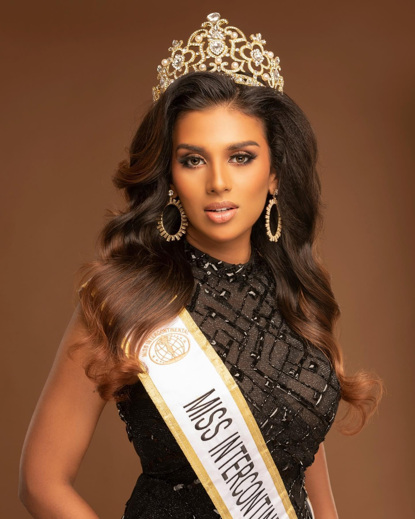 Người đẹp Jeevasheny Anang đã được bổ nhiệm trở thành Hoa hậu Liên lục địa Malaysia 2022. Người đẹp sinh ra ở Kuala Lumpur và đã tốt nghiệp chuyên ngành kỹ sư hóa học.