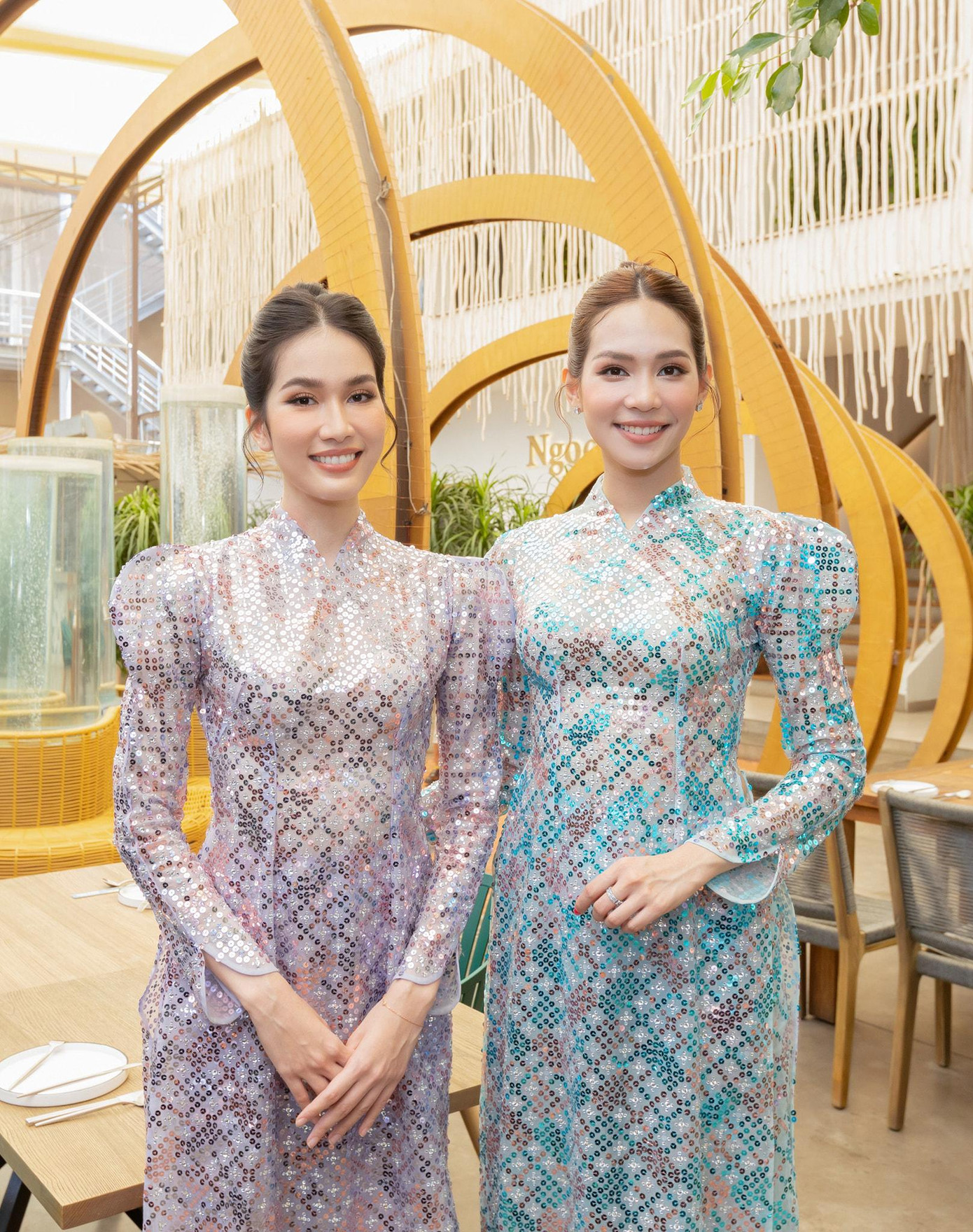 Hai nàng hậu xinh đẹp đã có dịp đọ sắc với trang phục áo dài truyền thống của Việt Nam.