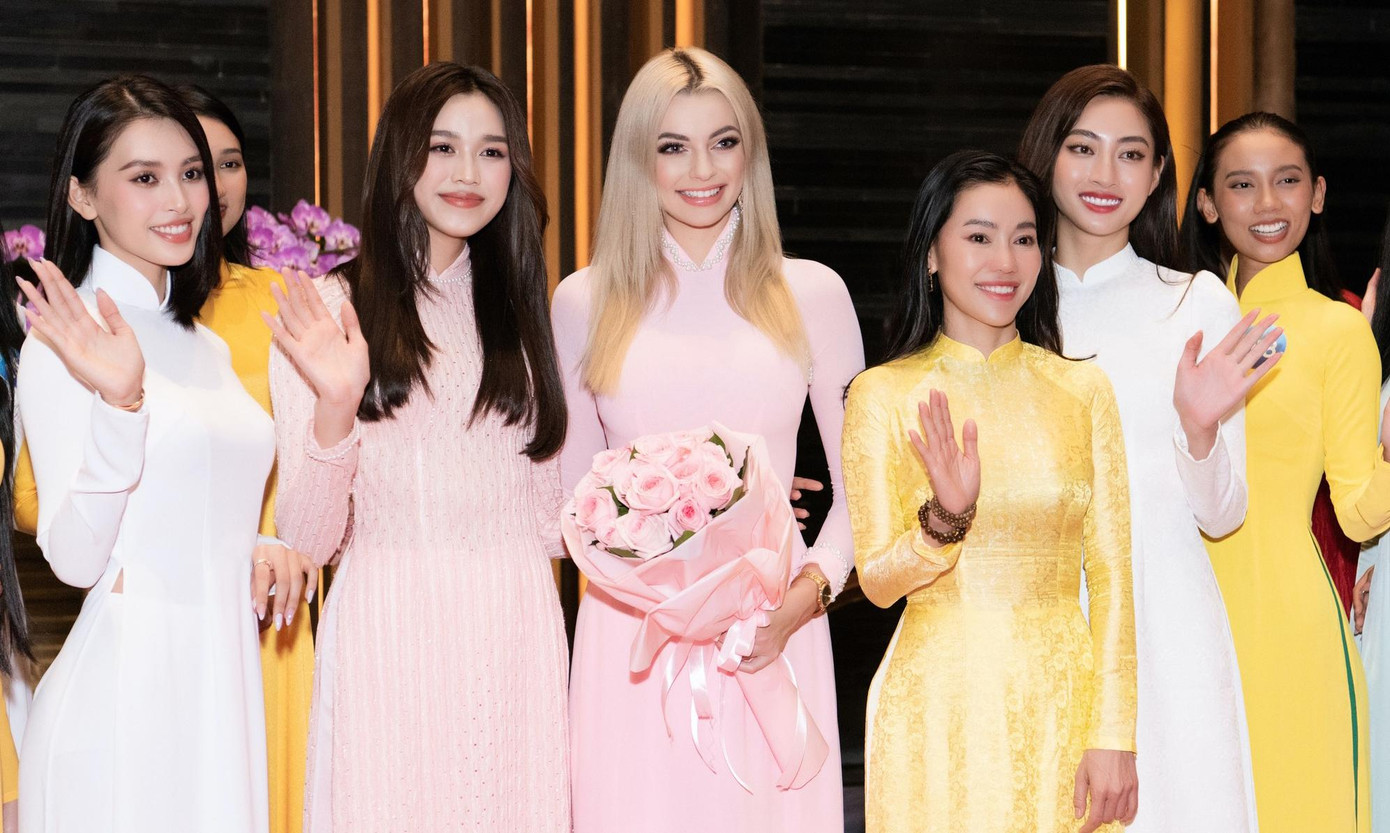 Sang Việt Nam, Karolina Bielawski có dịp mặc áo dài và đọ sắc với những nàng hậu đình đám như Lương Thùy Linh, Đỗ Thị Hà, Tiểu Vy. Đứng cạnh Hoa hậu đẹp nhất thế giới 2021, các nàng hậu Việt vẫn tỏa sáng nhờ nhan sắc xinh đẹp, nền nã.