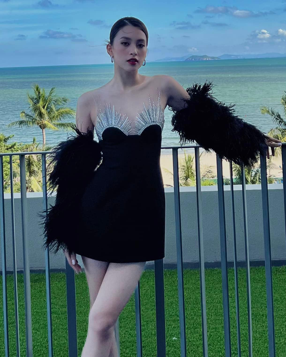 Thiết kế giúp tôn lên hình thể cực kỳ nóng bỏng và quyến rũ của Tiểu Vy.