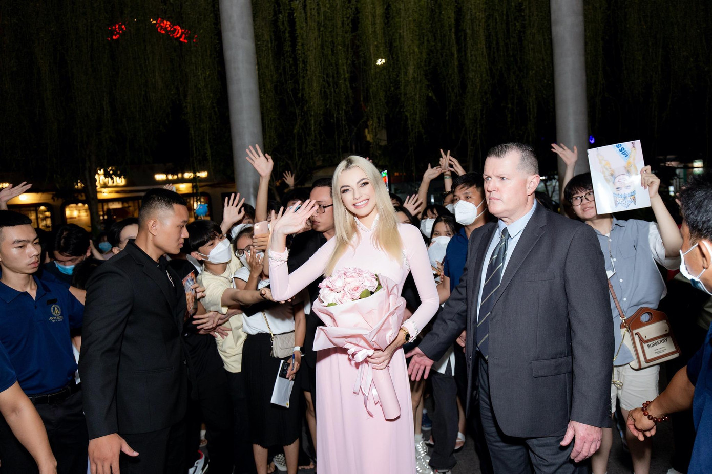 Bộ áo dài có thiết kế tông màu hồng phấn nền nã và khá đơn giản, không in họa tiết cầu kỳ nhưng vẫn tôn được nhan sắc hiếm có của mỹ nhân người Ba Lan.