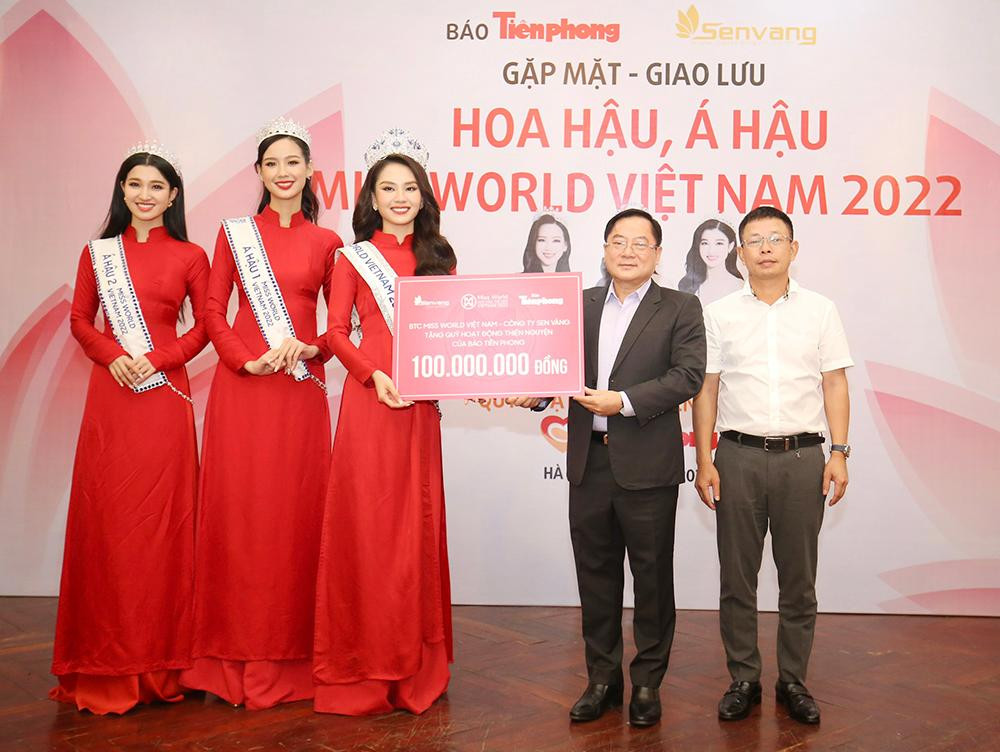 Top 3 Miss World Vietnam cũng thay mặt ban tổ chức Miss World Vietnam 2022 gửi số tiền là 100 triệu đồng cho quỹ thiện nguyện của báo Tiền Phong. Ảnh: Như Ý. Top 3 Miss World Vietnam cũng thay mặt ban tổ chức Miss World Vietnam 2022 gửi số tiền là 100 triệu đồng cho quỹ thiện nguyện của báo Tiền Phong. Ảnh: Như Ý.