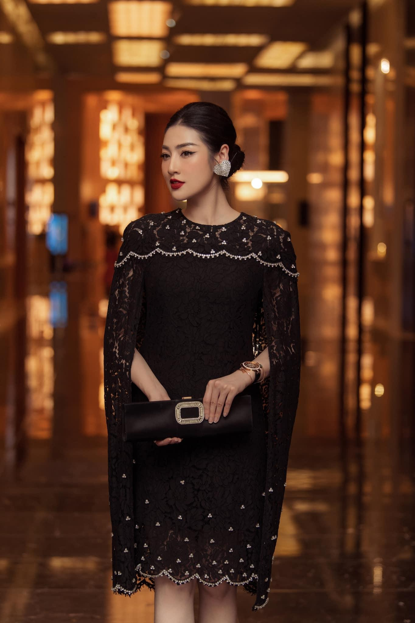 Á hậu Tú Anh diện váy ren thanh lịch, quý phái.