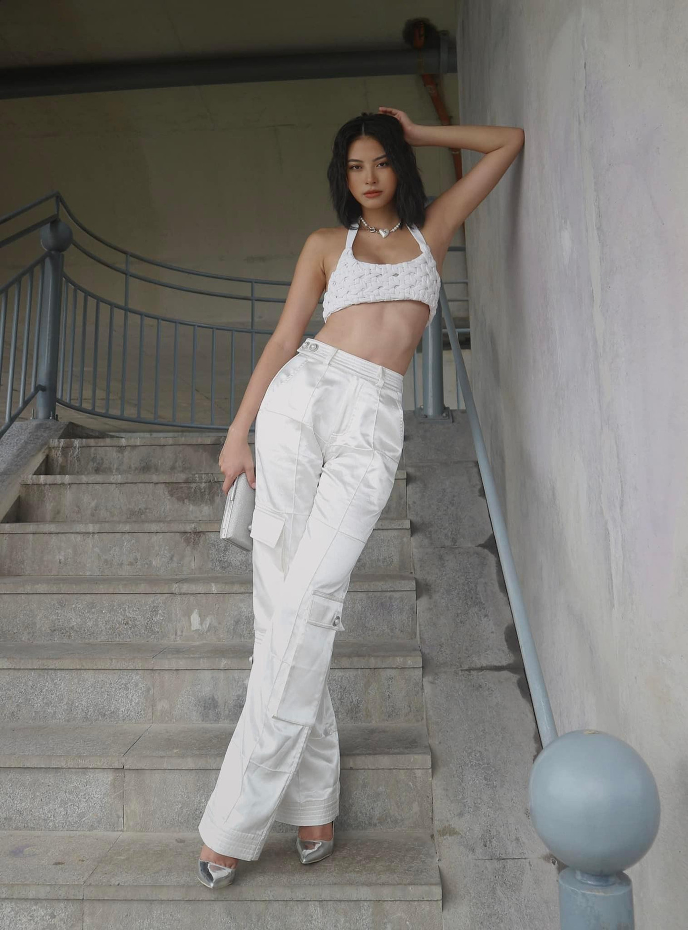 Người đẹp biển Đào Thị Hà mặc áo crop-top táo bạo khoe vòng eo 'con kiến'.