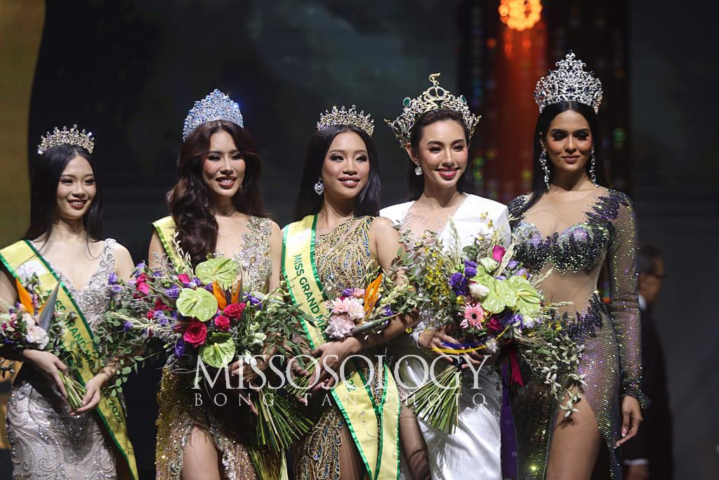 Thuỳ Tiên trao vương miện cho tân Miss Grand Malaysia 2022. Thuỳ Tiên trao vương miện cho tân Miss Grand Malaysia 2022.