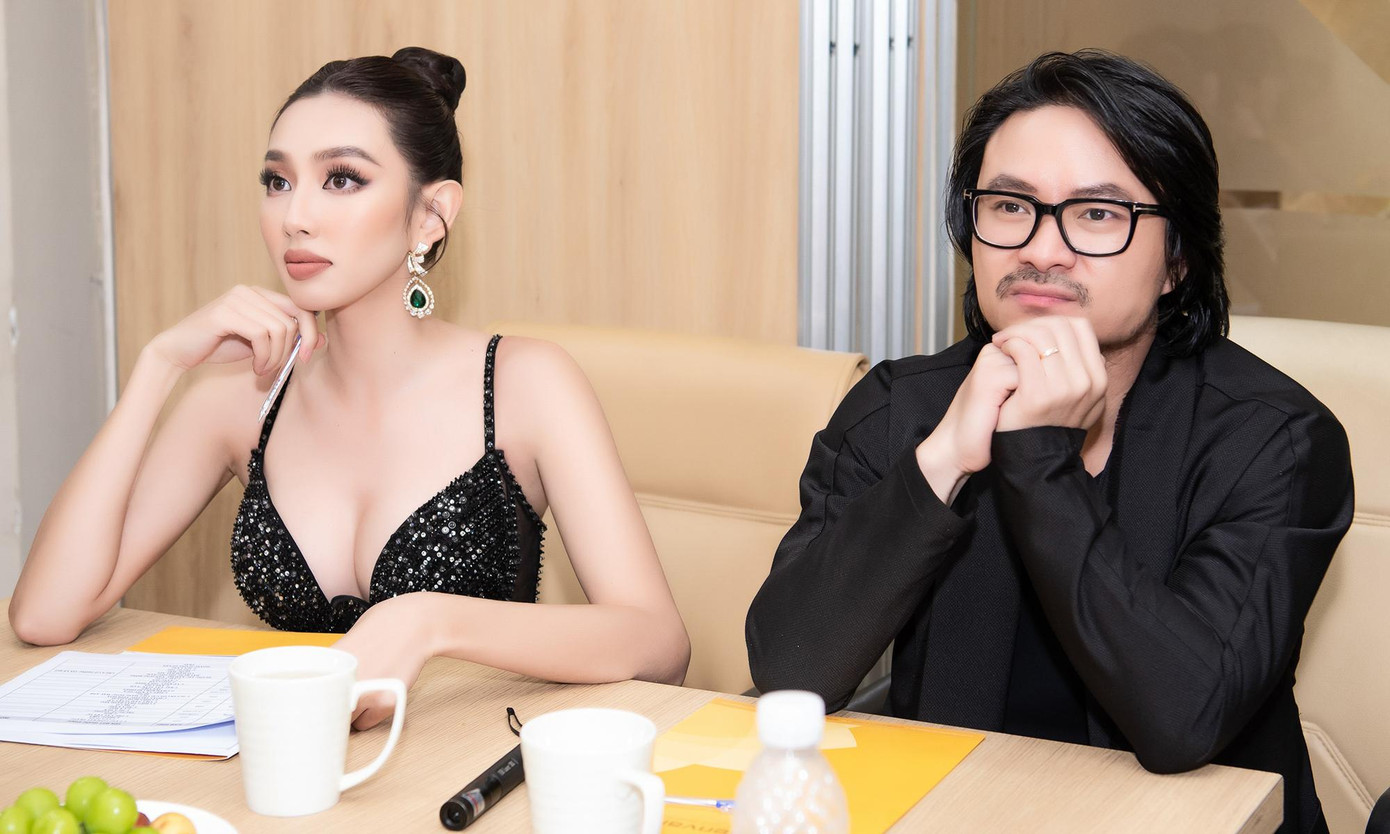 Hoa hậu Nguyễn Thúc Thuỳ Tiên và Phó trưởng Ban giám khảo Miss Grand Vietnam - Tổng Đạo diễn Hoàng Nhật Nam cũng đóng góp ý kiến cho phần thi này.