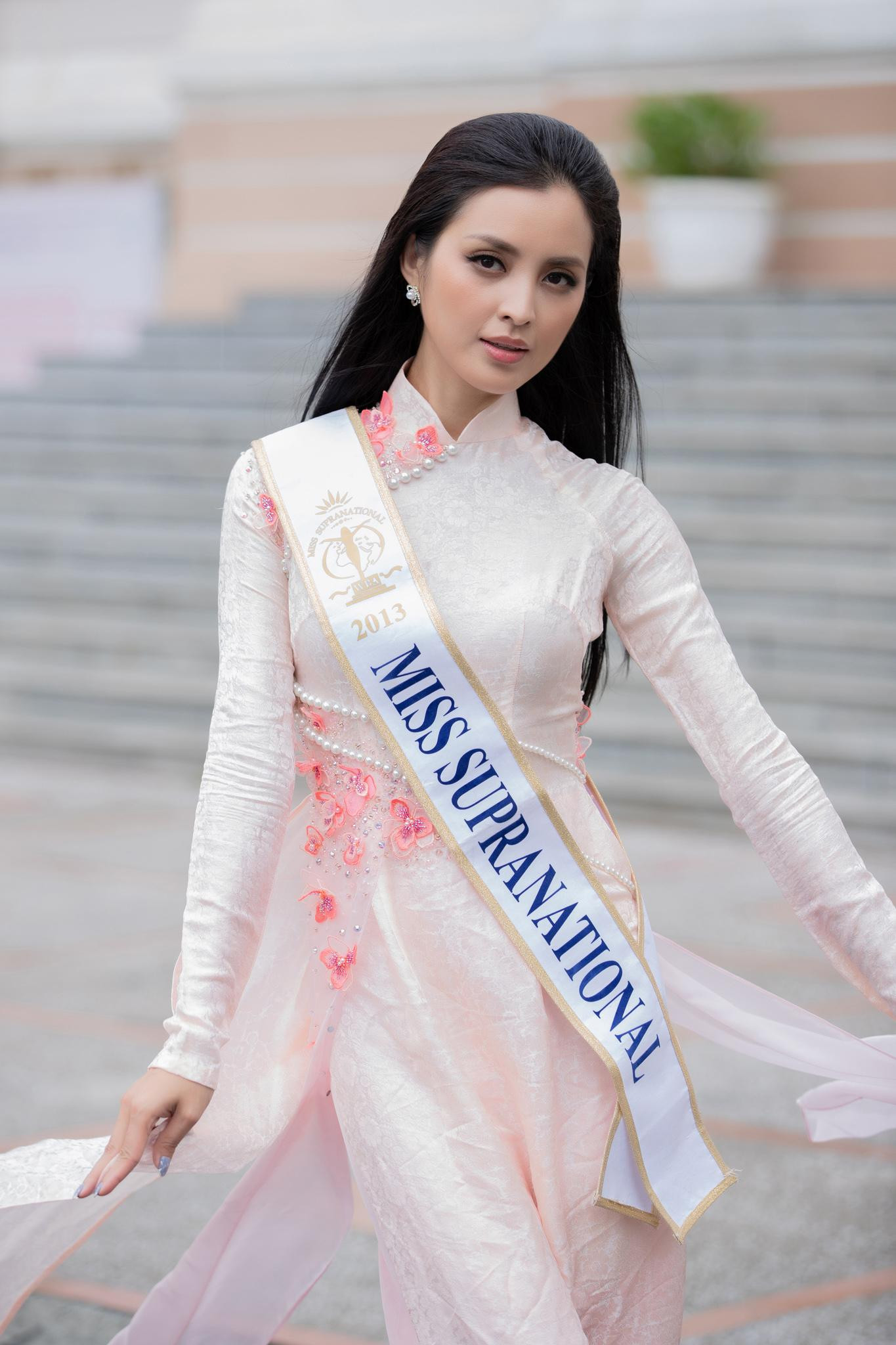 Trong dịp sang Việt Nam vừa qua, Hoa hậu Siêu quốc gia 2013 Mutya Johanna Datul cũng đã không bỏ lỡ cơ hội khoe dáng xinh đẹp, nền nã với áo dài Việt Nam.