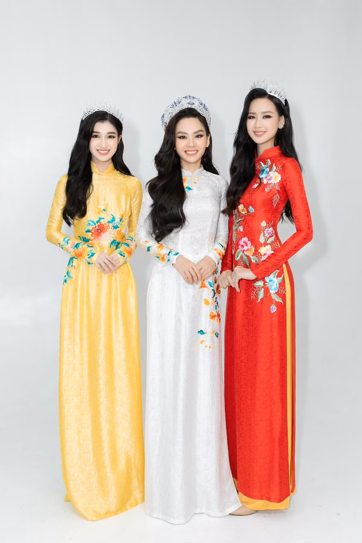 Sau đêm chung kết, top 3 bận rộn với media tour. Người đẹp tiếp tục chọn trang phục áo dài để giao lưu với giới truyền thông.