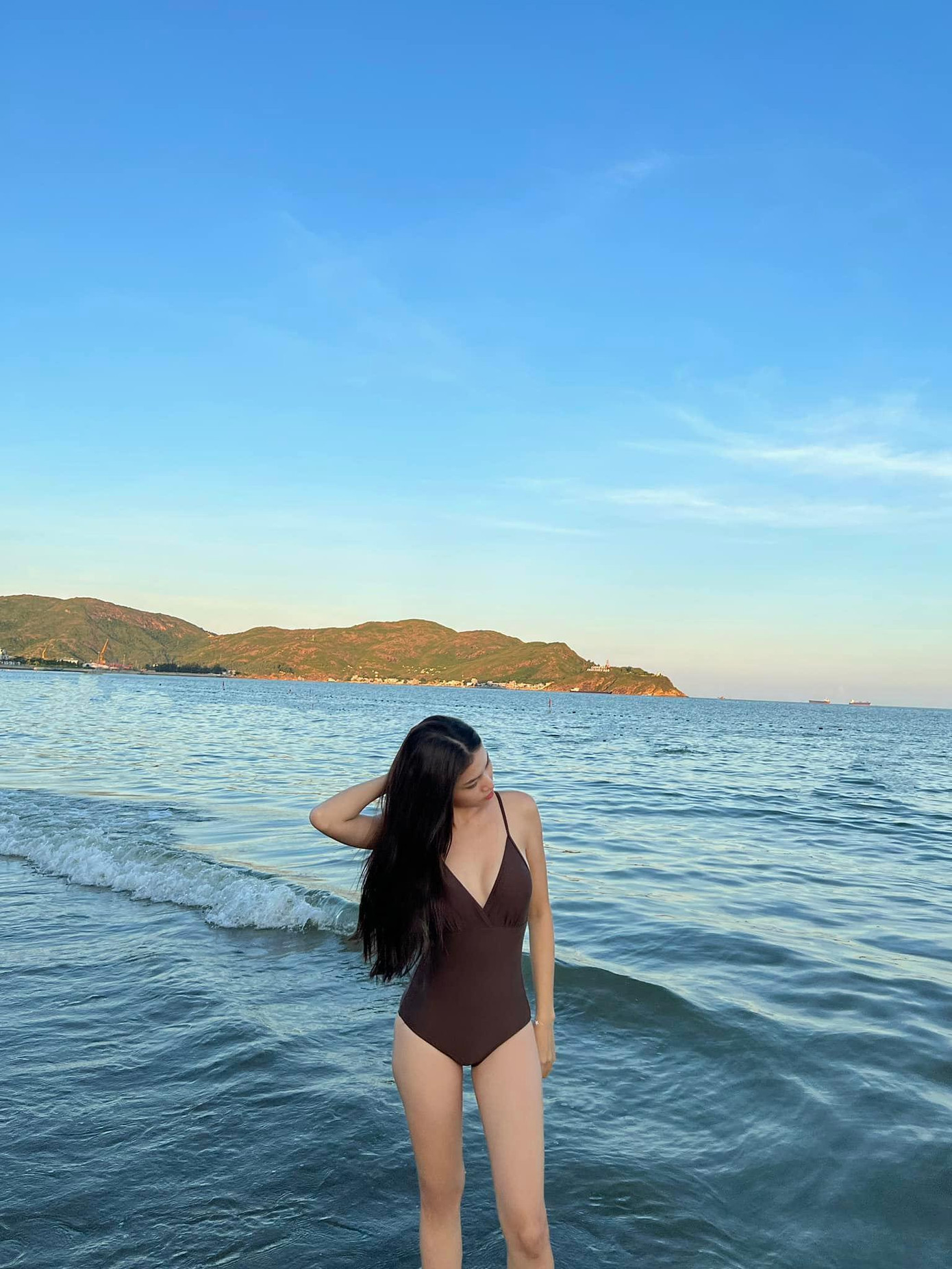 Á hậu Ngọc Thảo mặc áo tắm tông màu đen khoe đôi chân dài 1m11 sexy.