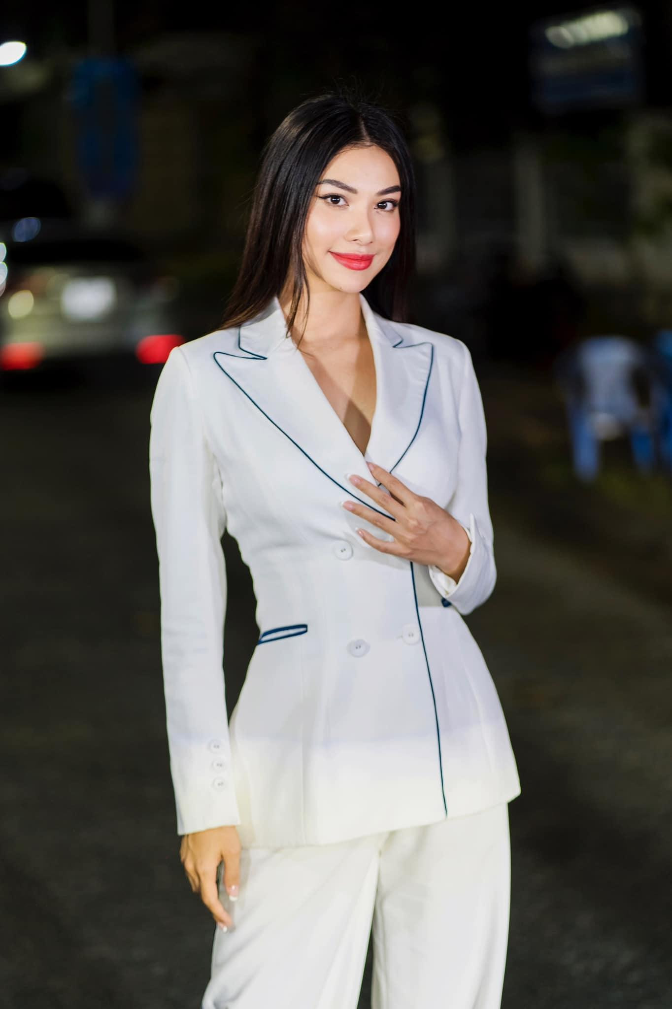 Á hậu Kim Duyên thanh lịch, trẻ trung với suit trắng.