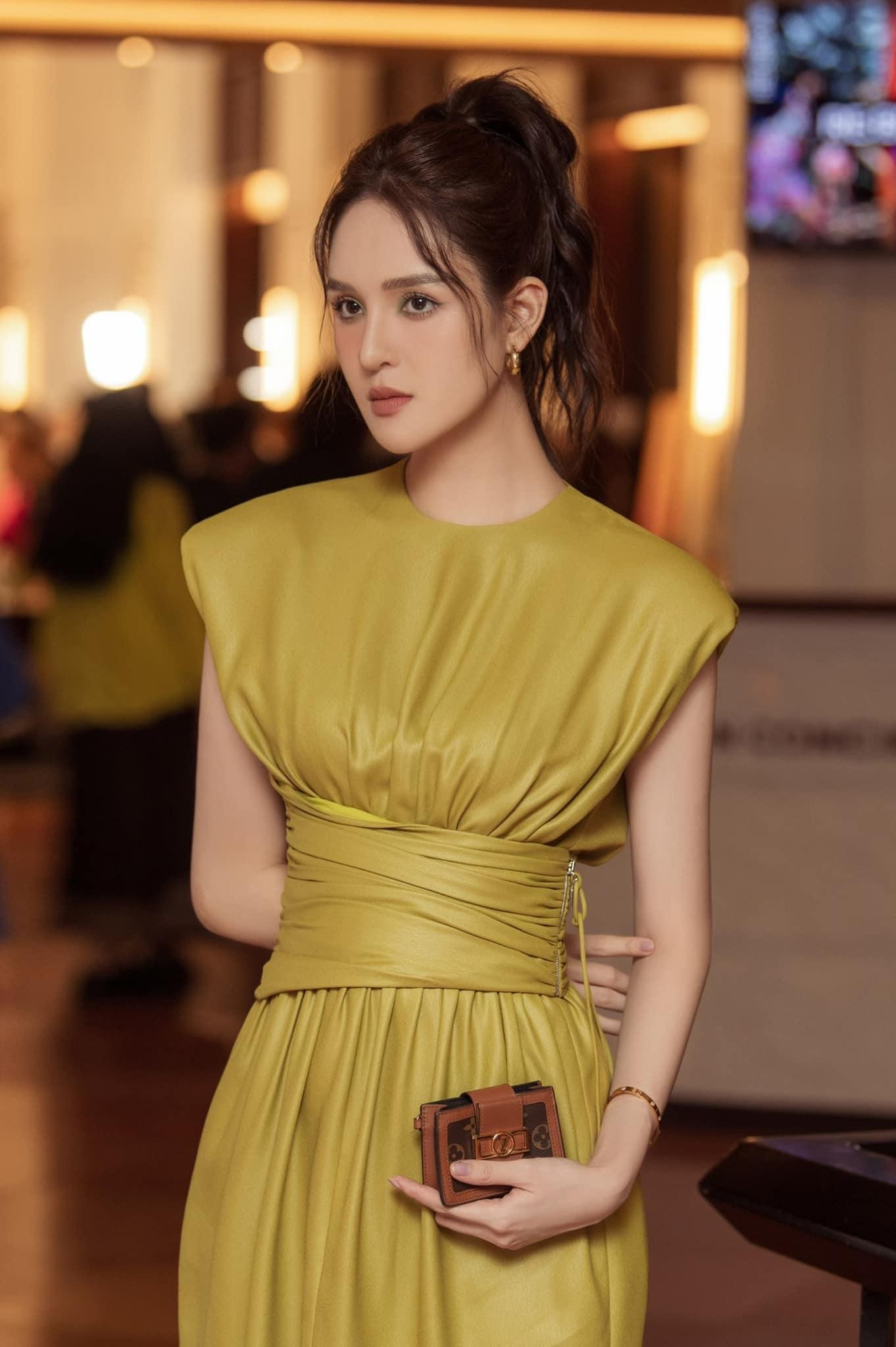 Á hậu Hoàng Anh khoe dáng với bộ váy da tông màu xanh thanh lịch và sành điệu.